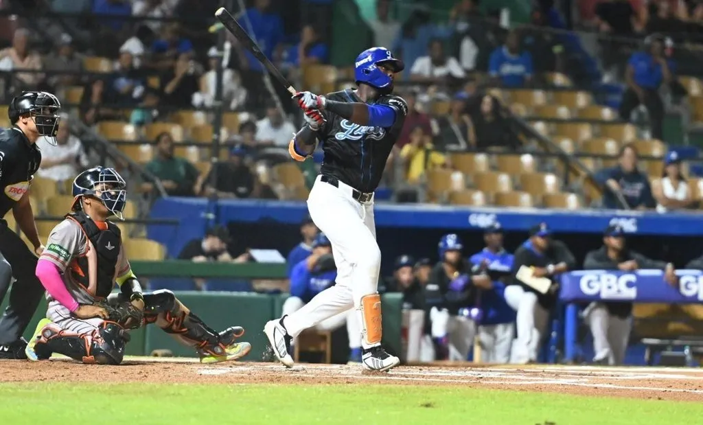 Licey vence a Toros: Estevan Florial batea con los Tigres del Licey en el Estadio Quisqueya Juan Marichal