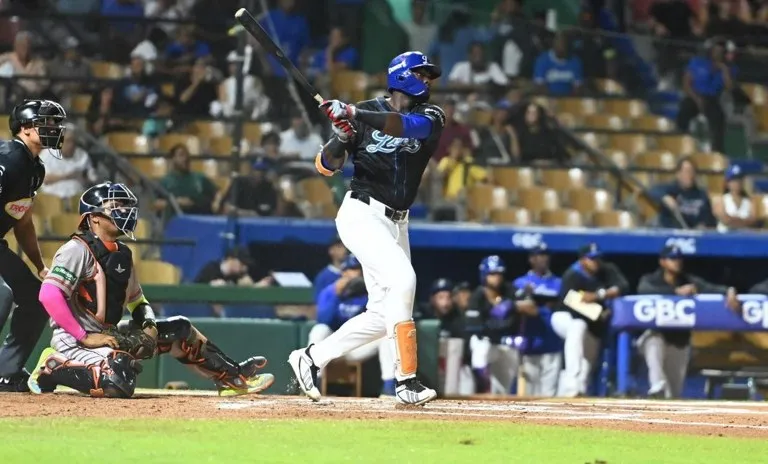 Licey vence a Toros: Estevan Florial batea con los Tigres del Licey en el Estadio Quisqueya Juan Marichal