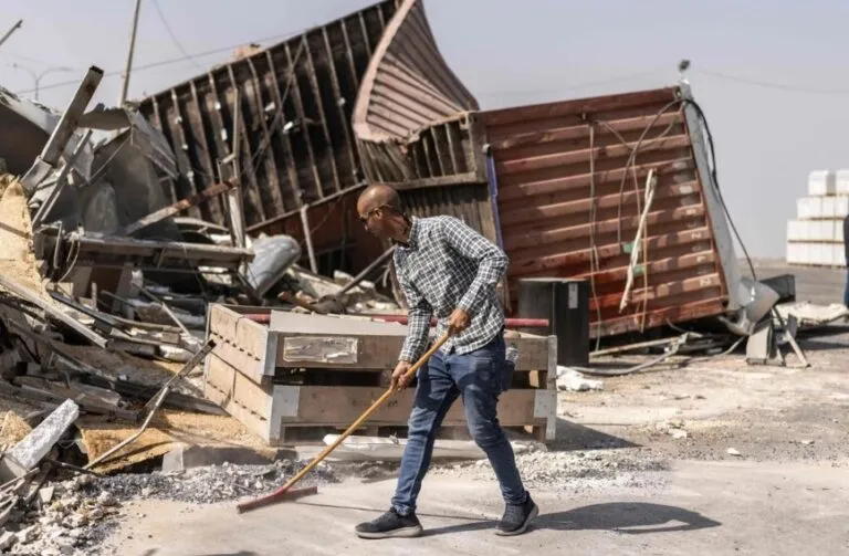 Limpieza étnica en Hebrón: un residente barre entre los escombros de estructuras destruidas durante la operación israelí en Cisjordania