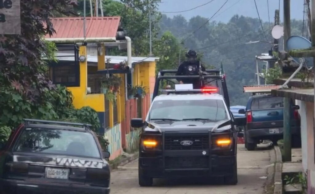 Patrulla de la policía durante el operativo tras el linchamiento en Ostuacán, Chiapas