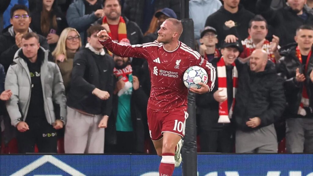 Liverpool 4-3 Villarreal: Alexis Mac Allister celebra con el balón del partido ante la afición de Anfield