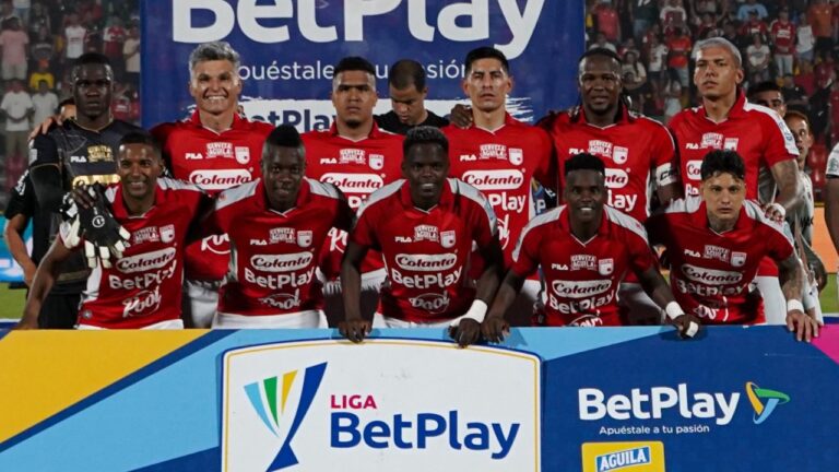 Llaneros 1-0 Santa Fe: la formación de Independiente Santa Fe posa en el estadio Bello Horizonte Rey Pelé de Villavicencio antes del partido de la fecha 15 de la Liga BetPlay