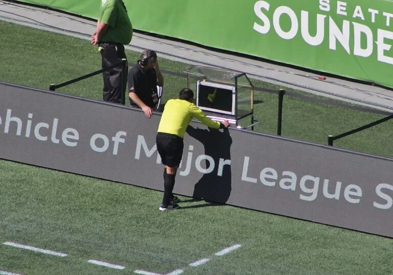 Un árbitro revisa una jugada en el monitor del VAR; Llaneros denuncia persecución arbitral en la Liga BetPlay
