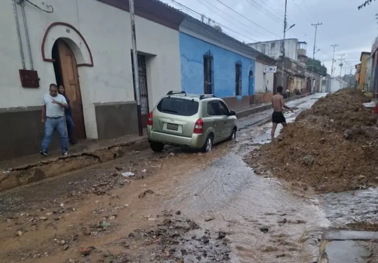 Vehículo atrapado en una calle socavada por las lluvias en Carora, municipio Torres del estado Lara