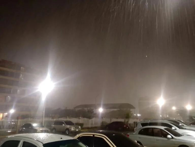 Lluvias en Maracaibo: aguacero nocturno con lluvia intensa sobre un estacionamiento de la capital zuliana