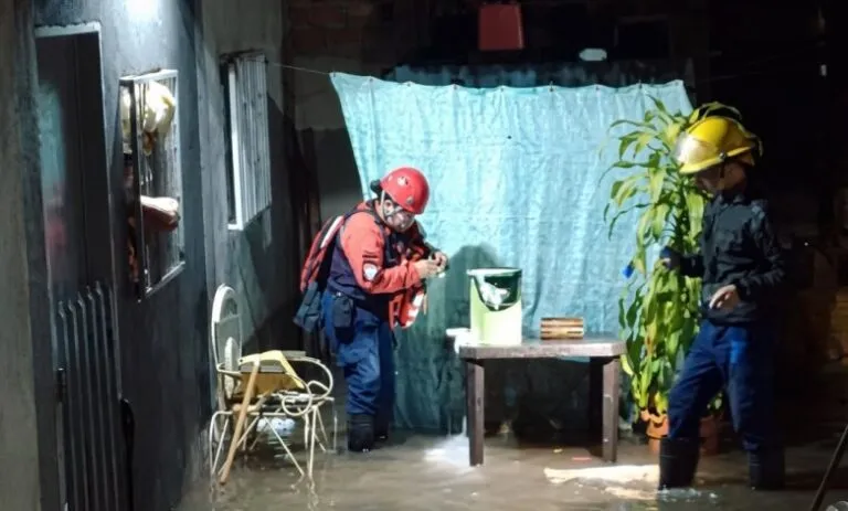 Lluvias en Táchira: funcionarios de Protección Civil y bomberos atienden una vivienda anegada en Santa Ana del Táchira