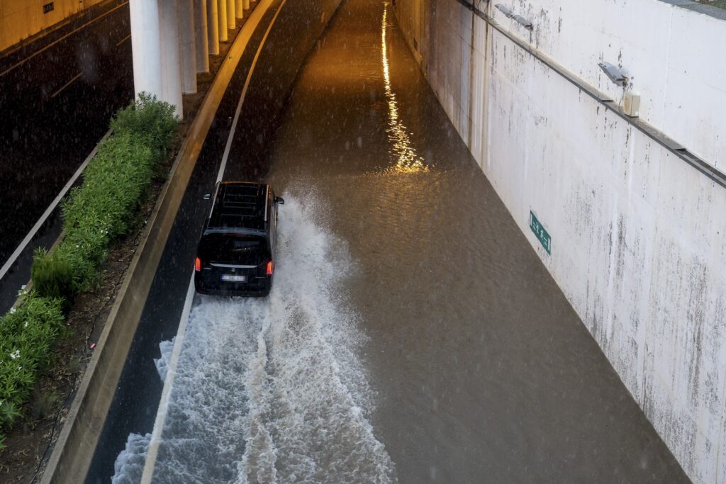 Lluvias torrenciales en España: un coche atraviesa una vía inundada durante la borrasca Adam
