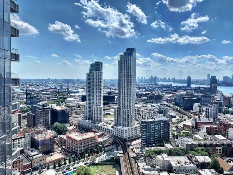 Torres residenciales de Long Island City, donde la lotería habitacional en Queens ofrece 57 apartamentos