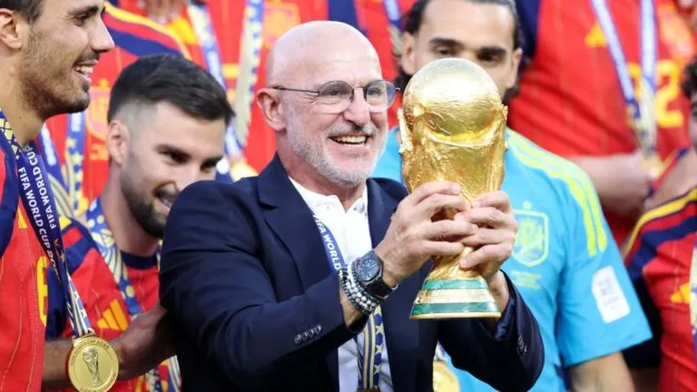 Luis de la Fuente mejor entrenador: el seleccionador español levanta el trofeo de la Copa del Mundo rodeado de sus jugadores