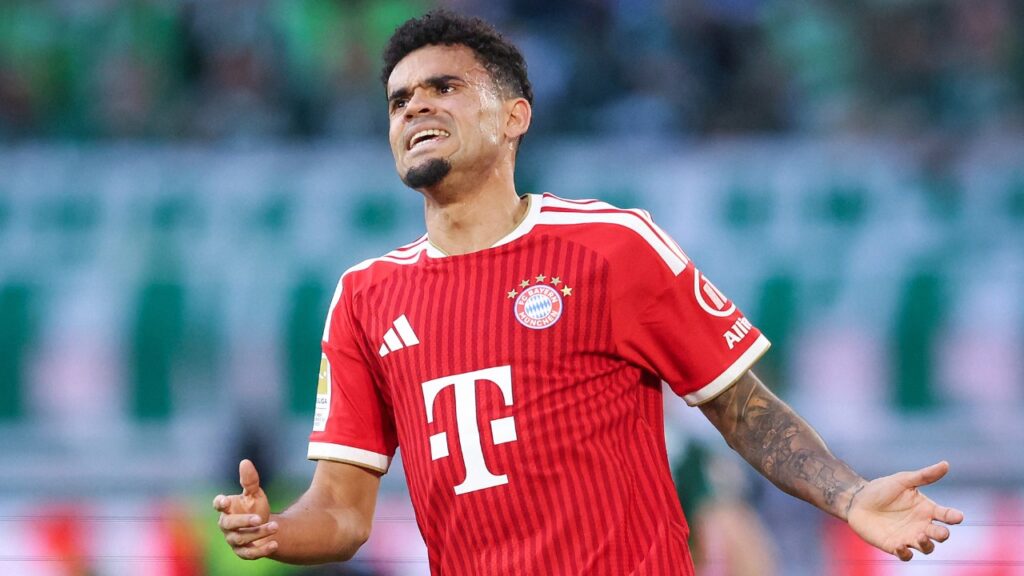 Gol de Luis Díaz: el delantero colombiano del Bayern Múnich, con la camiseta roja del club bávaro durante un partido de la Bundesliga