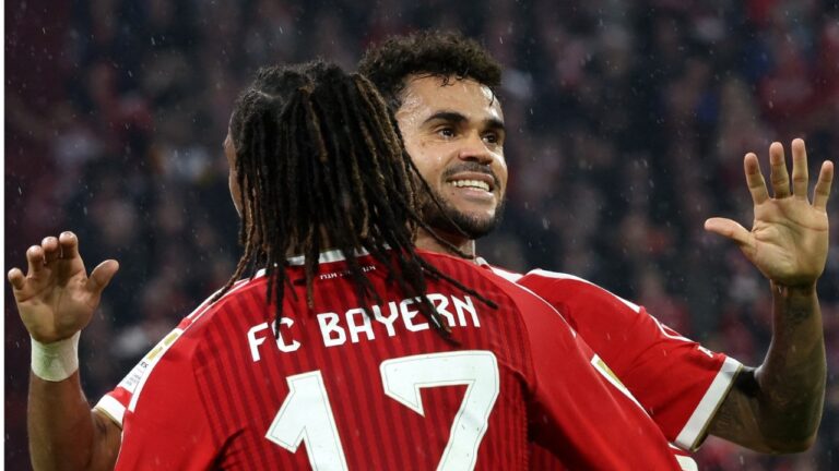 Luis Díaz celebra con Michael Olise uno de los goles de su triplete de Luis Díaz con el Bayern Múnich ante el RB Leipzig en la Bundesliga