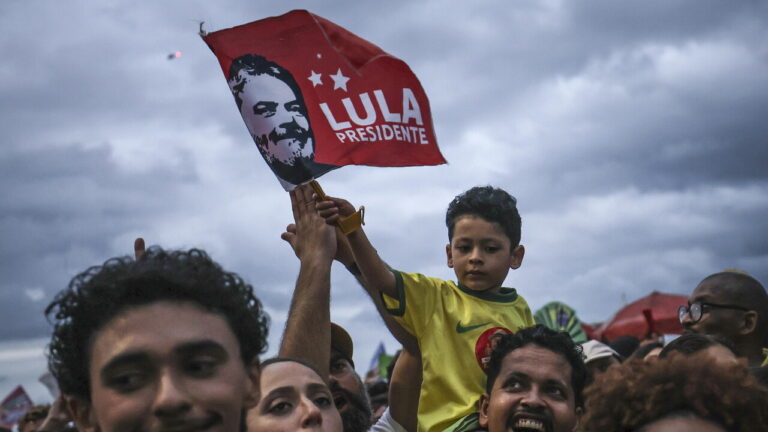 Simpatizantes de Lula en un acto de campaña en Brasil durante la disputa por el Bolsa Familia