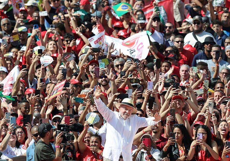 Lula en un acto de campaña en Brasil rodeado de simpatizantes