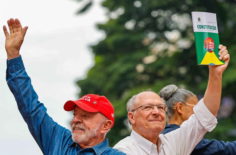 Lula da Silva saluda junto a Geraldo Alckmin tras ganar el balotaje en Brasil y lograr su cuarto mandato