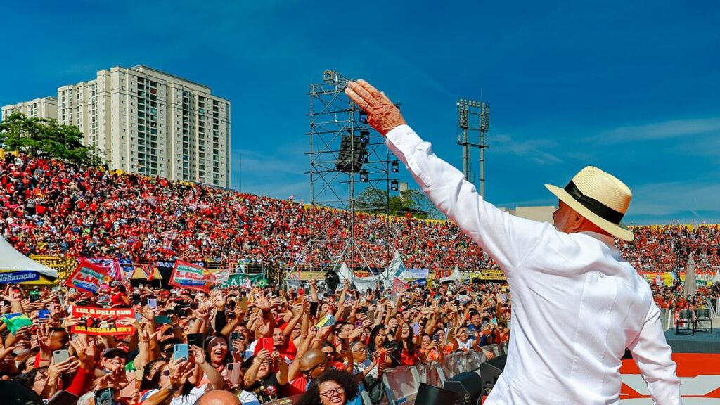 Lula perdió la primera vuelta: el presidente de Brasil saluda a una multitud de seguidores en un acto de campaña