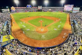Estadio José Bernardo Pérez en Valencia durante un juego nocturno de la LVBP temporada 2026 2027