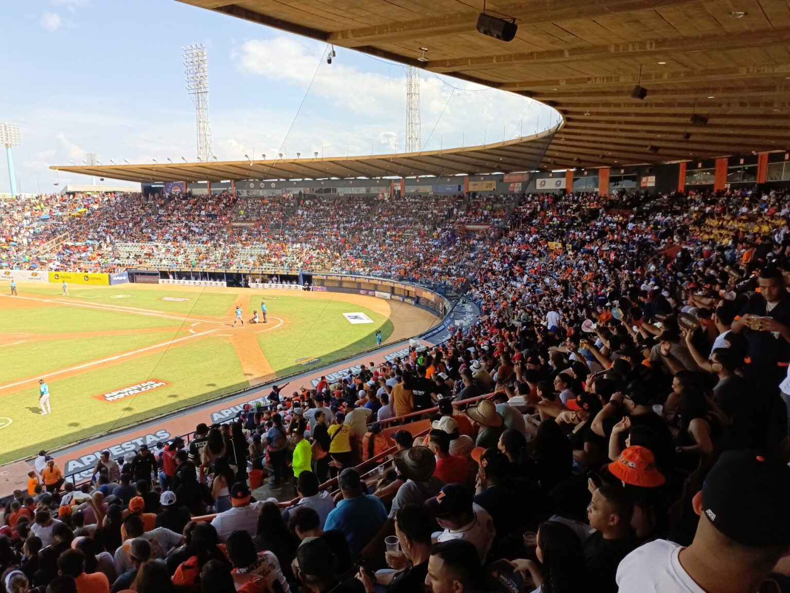 Jornada de la LVBP este miércoles: tres juegos fuera de Caracas y dos revanchas Estadio Luis Aparicio lleno en un juego de las Águilas del Zulia: la jornada de la LVBP de este miércoles se juega en Maracaibo, Puerto La Cruz y Barquisimeto