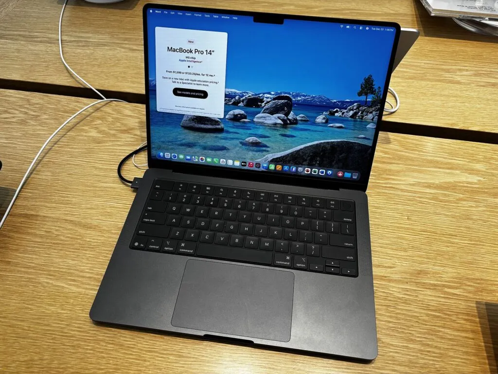 Un MacBook Pro con pantalla táctil de Apple: un MacBook Pro de 14 pulgadas con chip M5 exhibido en una tienda