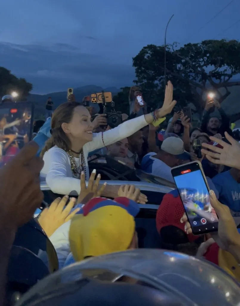 Primera rueda de prensa de Machado: María Corina Machado saluda a sus seguidores durante su recorrido de regreso a Caracas por Carabobo