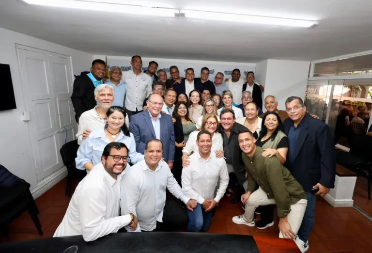 Machado regresa a El Bejucal: María Corina Machado posa junto a los coordinadores estadales de Vente Venezuela en la sede nacional del partido en Caracas