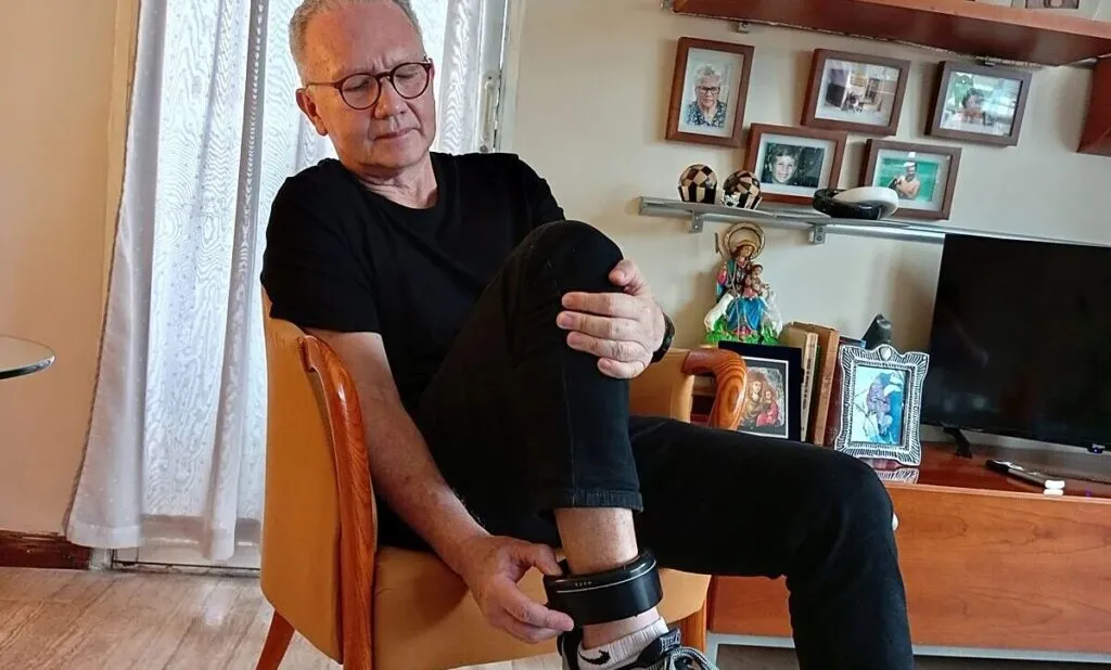 Machado visita a Perkins Rocha: el abogado y asesor juridico de Maria Corina Machado muestra el grillete electronico en su casa de Caracas, donde cumple arresto domiciliario