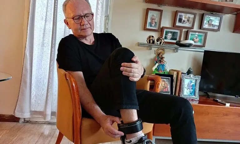 Machado visita a Perkins Rocha: el abogado y asesor juridico de Maria Corina Machado muestra el grillete electronico en su casa de Caracas, donde cumple arresto domiciliario