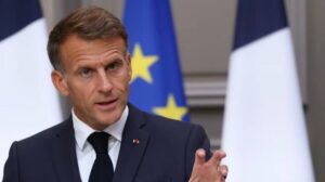 Emmanuel Macron, en su discurso sobre las Macron protestas Francia, ante las banderas de Francia y la Unión Europea