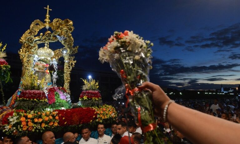 Fieles acompañan a la Virgen de Chiquinquirá en procesión, en la antesala de la gaita para la Chinita 2026