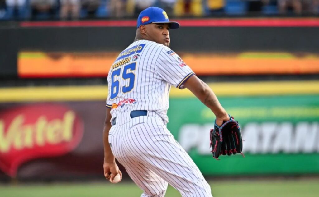 Yohander Méndez libre: el lanzador zurdo con el uniforme de Navegantes del Magallanes en plena acción en la LVBP