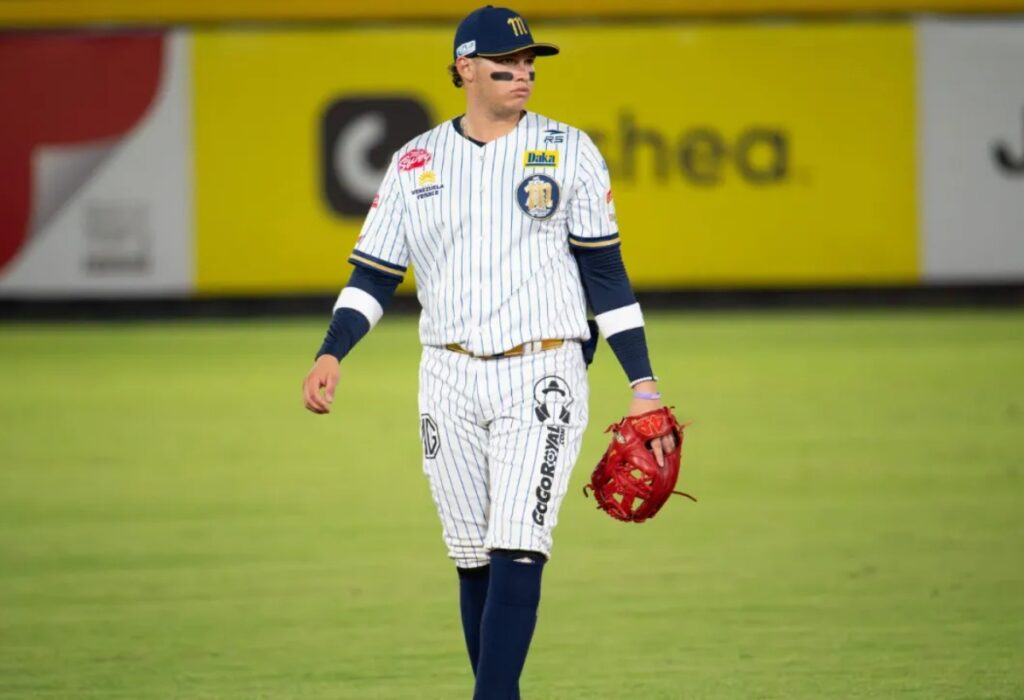 Un jugador de los Navegantes del Magallanes camina sobre el jardín con su guante durante el juego ante Cardenales en Barquisimeto, en la LVBP: el Magallanes sigue sin ganar
