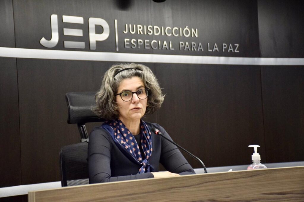 Magistrada de la JEP Julieta Lemaitre durante una diligencia en la sede de la Jurisdicción Especial para la Paz en Bogotá