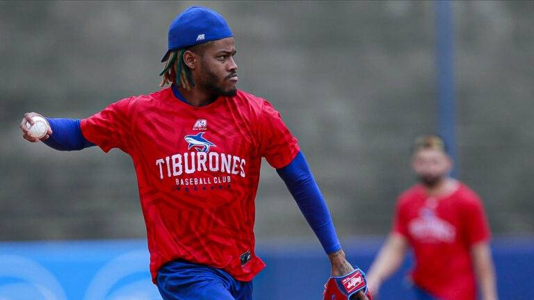 Maikel García con Tiburones de La Guaira lanzando una pelota durante un entrenamiento de la LVBP