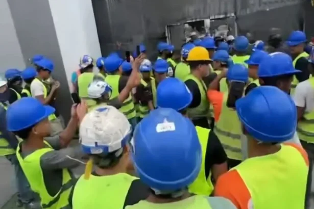 Obreros con cascos y chalecos de seguridad concentrados en la obra del aeropuerto de Maiquetía