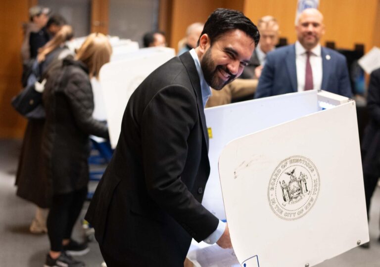 Mamdani vota de manera anticipada junto a una cabina de la Junta Electoral en la ciudad de Nueva York