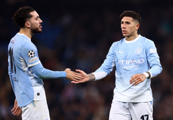 Manchester City 5-1 AEK Atenas: Rayan Cherki celebra con Enzo Fernández su gol en el Etihad Stadium
