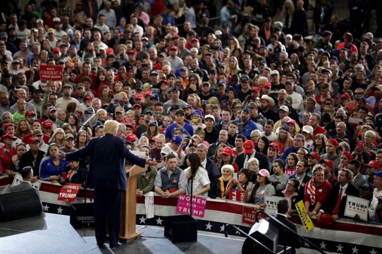 El mitin de Trump en Carolina del Sur: el presidente se dirige a miles de seguidores desde el podio durante un acto de campaña