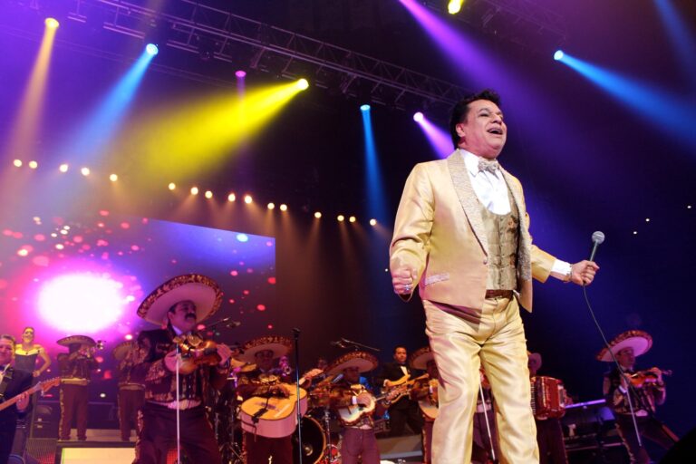 Juan Gabriel en un concierto en 2014; la mansión de Juan Gabriel en Florida salió al mercado por 38,9 millones de dólares