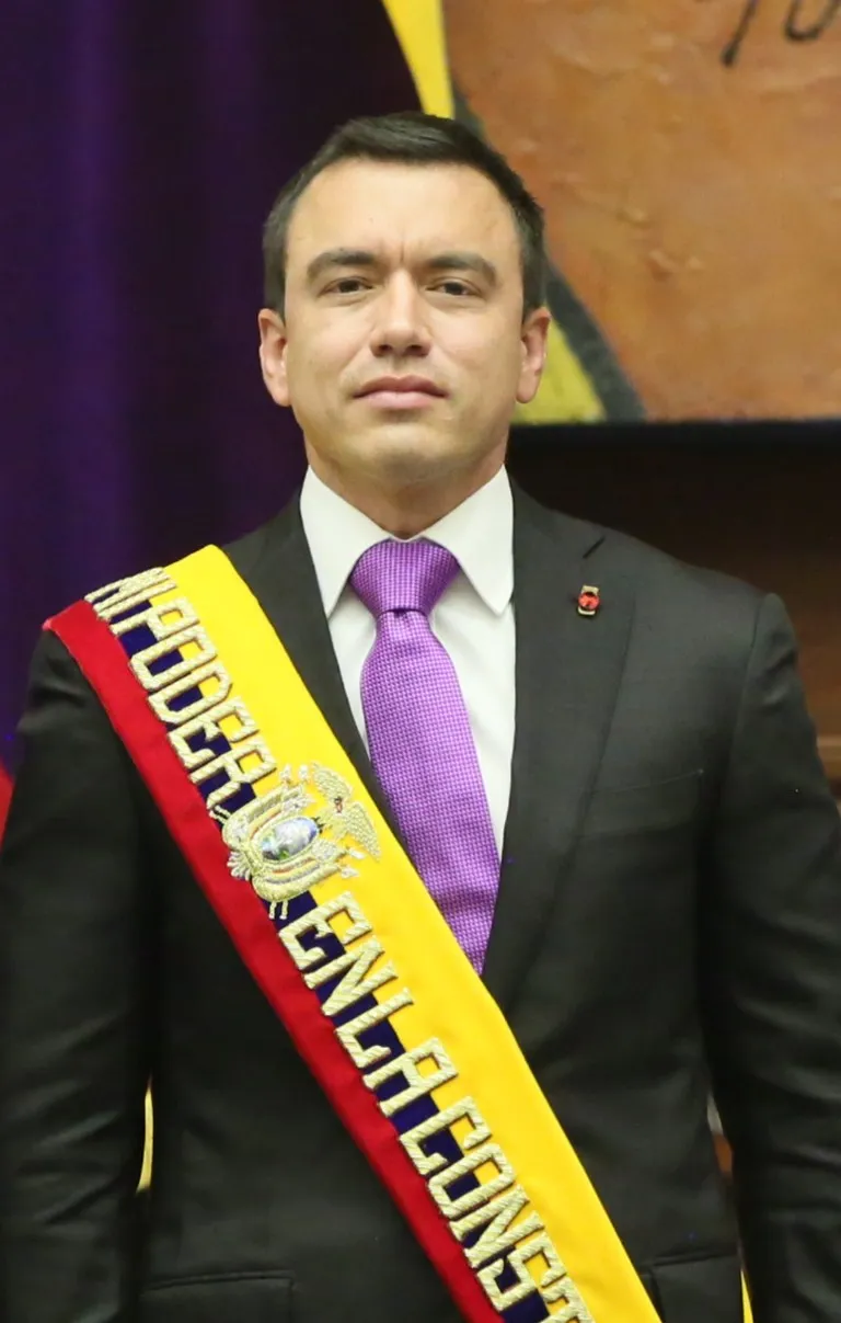 El presidente de Ecuador, Daniel Noboa, con la banda presidencial, objetivo de la marcha contra Noboa en Quito