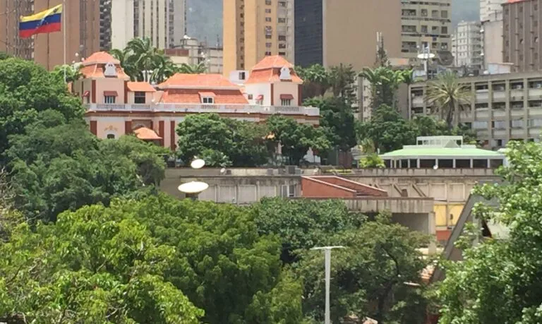 Marcha hacia Miraflores: el palacio de Miraflores en Caracas, destino de la movilización de familiares de presos políticos
