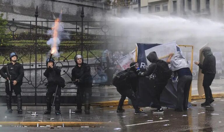 Marcha universitaria Argentina: policías lanzan gases y agua a presión contra manifestantes frente al Congreso en Buenos Aires