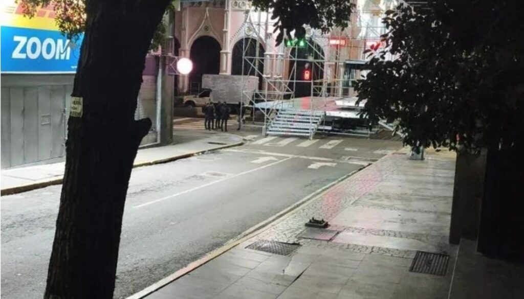 Marchas en Caracas: tarima instalada en Santa Capilla para la movilización de este jueves 22 de octubre