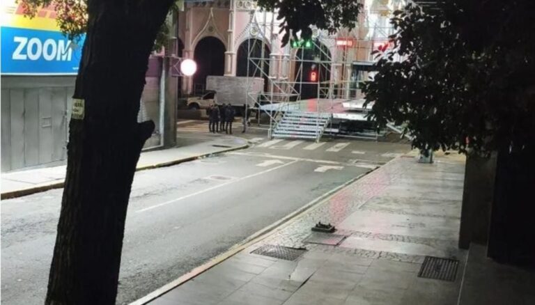Marchas en Caracas: tarima instalada en Santa Capilla para la movilización de este jueves 22 de octubre