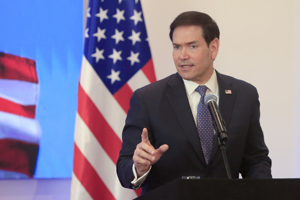 El secretario de Estado Marco Rubio habla en un podio junto a la bandera de Estados Unidos
