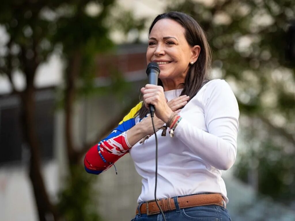 María Corina Machado está en Venezuela: la líder opositora venezolana habla con un micrófono en un acto público