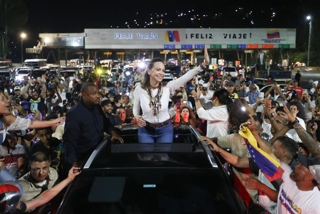 María Corina Machado llega a Caracas y saluda a la multitud en el peaje Tazón