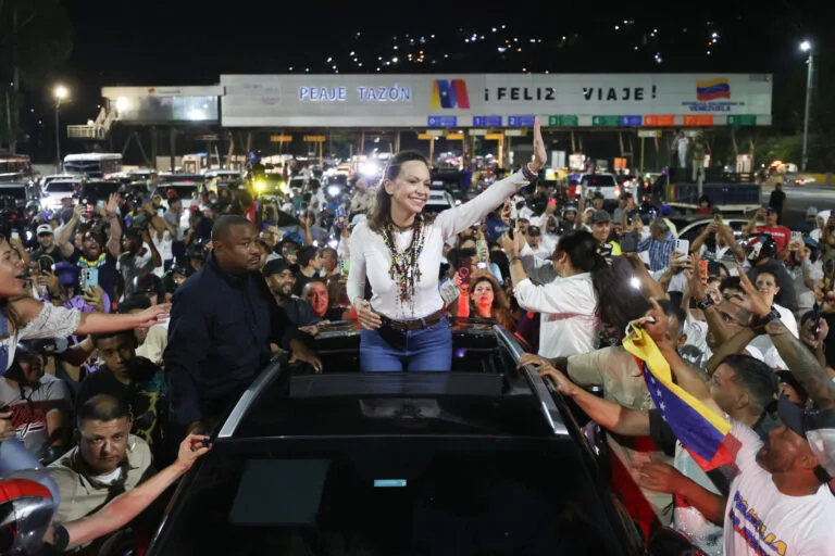 María Corina Machado llega a Caracas y saluda a la multitud en el peaje Tazón