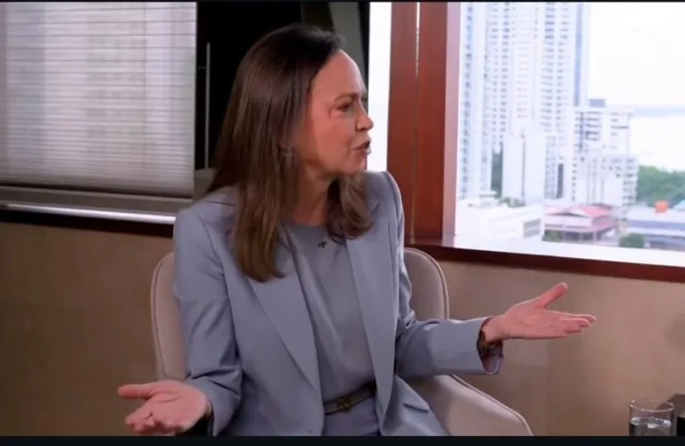 María Corina Machado durante una entrevista, gesticulando con ambas manos