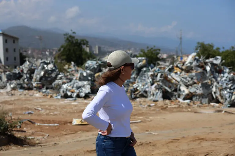 Machado visita La Guaira: María Corina Machado observa los escombros del doble terremoto en el litoral