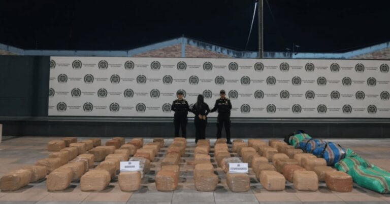 Paquetes de marihuana en Bogotá incautados por la Policía Nacional, con la mujer capturada en el operativo de la grúa