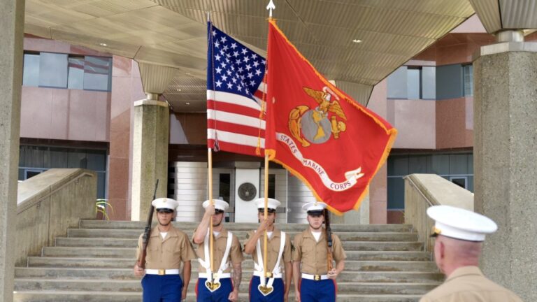 Marines en la embajada de Caracas: la guardia de honor con las banderas de EE. UU. y del Cuerpo de Marines en la entrada de la sede
